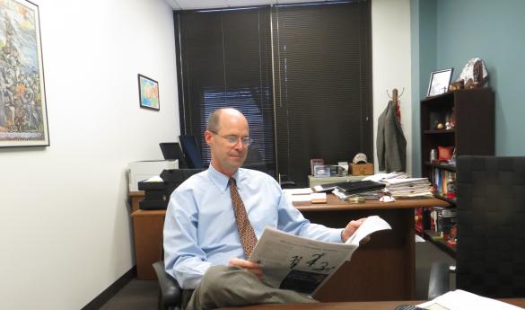 MEC's Executive Director Kieth Segerson reads Mason's official student newspaper (photo by Vernon Miles)